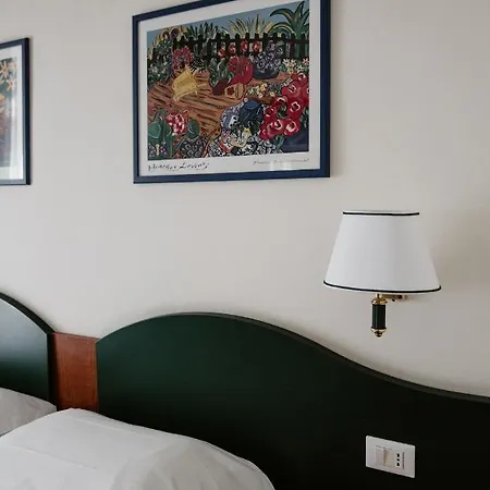 La Girandola לינה וארוחת בוקר 4*